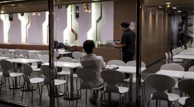 Tuna Wisma , Tinggal di Restoran Cepat Saji di Hongkong