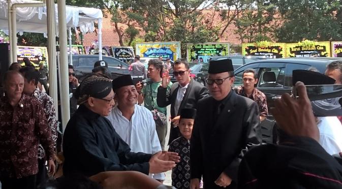 Mendagri Tjahjo Kumolo turut melayat Paku Alam IX di Puro Pakualaman, Yogyakarta. (Liputan6.com/Fathi Mahmud)