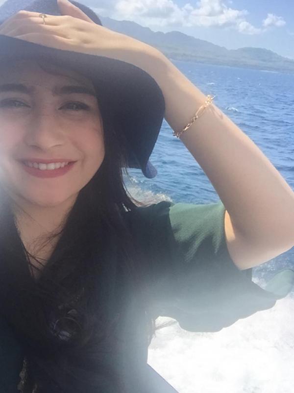 Prilly Latuconsina saat perjalanan menuju kampung halamannya, Ambon. (foto: instagram.com/prillylatuconsina96)