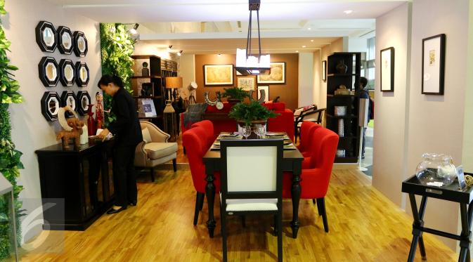 Panitia merapikan stan desain interior pada ajang Perfect Home Young Interior Desainer Award di JCC, Jakarta, Minggu (22/11). Ajang tersebut diikuti mahasiswa dari enam universitas terkemuka di Jakarta. (Liputan6.com/Fery Pradolo)