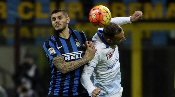 Pemain Inter Milan, Mauro Icardi (kiri) berebut bola dengan pemain Frosinone, Leonardo Blanchard pada lanjutan liga Italia Serie A, Inter Milan vs Frosinone di Stadion  San Siro, Milan, Senin (23/11/2015) dini hari WIB. (AFP Photo/Olivier Morin)