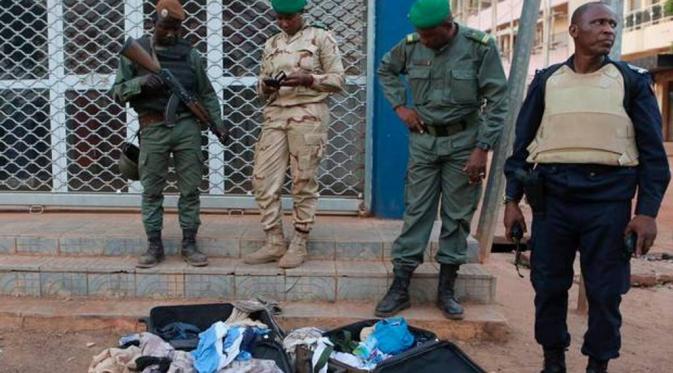 Barang milik para pelaku serangan yang diperiksa petugas di depan Hotel Radisson Blu, Bamako, Mali. | via: Joe Penney/Reuters