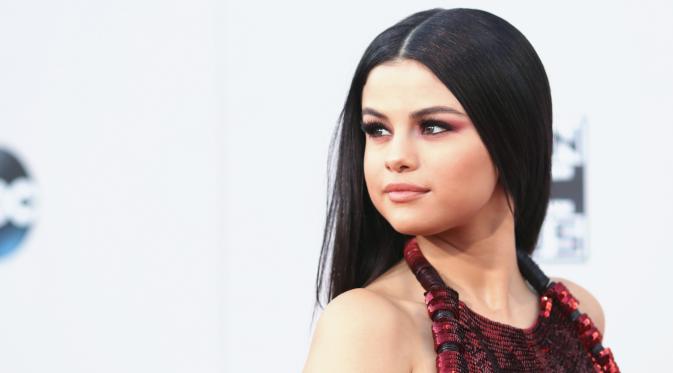 Penyanyi Selena Gomez saat menghadiri ajang American Music Awards 2015 di Microsoft Theater, Los Angeles, Minggu (22/11). Penyanyi berusia 23 tahun itu tampil seksi dan memesona. (Mark Davis/Getty Images/AFP)