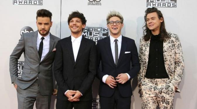 Penampilan One Direction di American Music Awards 2015 (Source: REUTERS/David McNew)