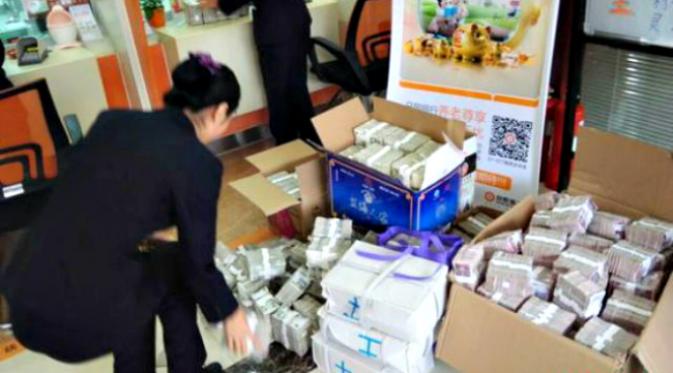 Timbunan uang tersebut mencakup campuran uang kertas 0,5 yuan dan 1 yuan dan uang logam 1 yuan. (Sumber Shanghaiist.com)