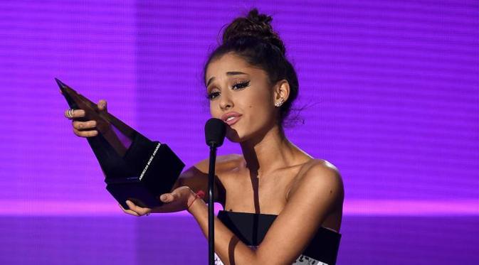 Ariana Grande saat menerima piala Best Pop/Rock Female Artist. (foto: aceshowbiz)