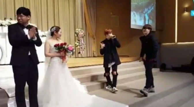 GOT7 saat tampil di acara pernikahan salah seorang penggemarnya.