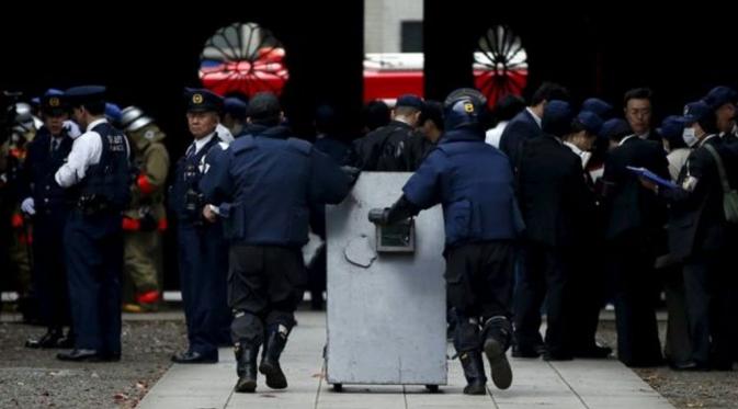 Ledakan di Toilet Kuil Kontroversial Yasukuni Jepang. Polisi sedang membawa barang bukti. (Reuters)