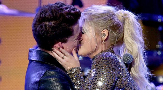 Charlie Puth (kiri) dan Meghan Trainor berciuman di panggung American Music Awards 2015  di Los Angeles , California, (22/11). Charlie Puth dikenal setelah menyanyikan Sountrack film  Furious 7 