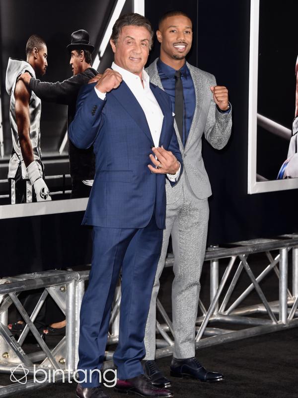 Dalam film ini tak hanya Sylvester Stallone yang ambil peran, aktor Michael B. Jordan pun juga bermain dalam film tersebut yang berperan sebagai Adonis Creed. Ia memberikan pose dengan gaya asyik bersama Sylvester Stallone. (AFP/Bintang.com)