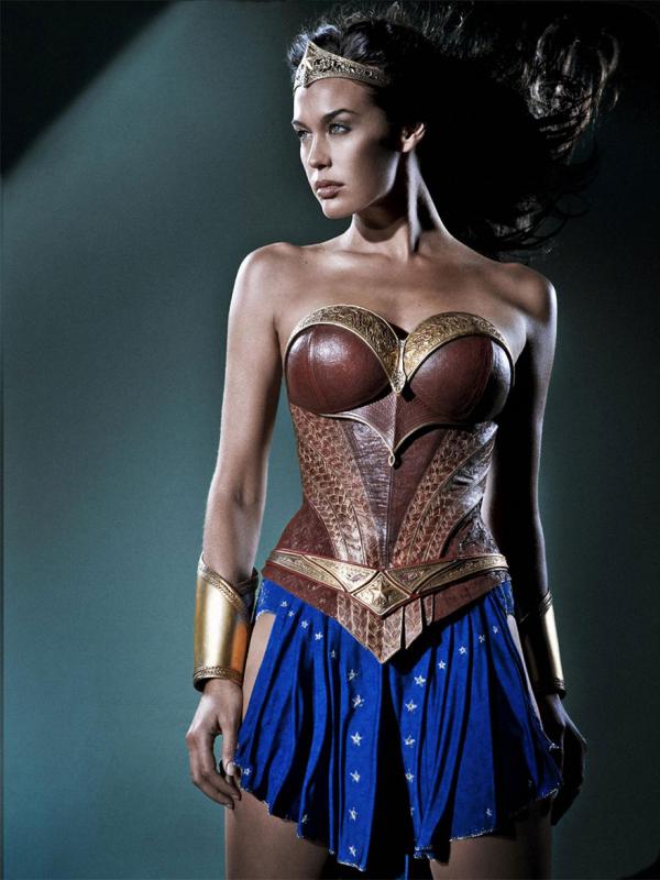 Megan Gale, pemeran Wonder Woman dalam film Justice League Mortal yang dibatalkan. (Mark Rogers / Hitfix)