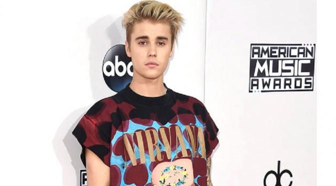 Justin Bieber kenakan kaos Nirvana saat menghadiri American Music Awards 2015 (usmagazine.com)