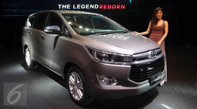 Model berpose di samping mobil All-New Kijang Innova yang baru diluncurkan di Jakarta, Senin (23/11). Walaupun hadir sebagai All New Kijang Innova, Toyota tetap mempertahankan ciri khas kijang sebagai kendaraan legendaris. (Liputan6.com/Angga Yuniar)