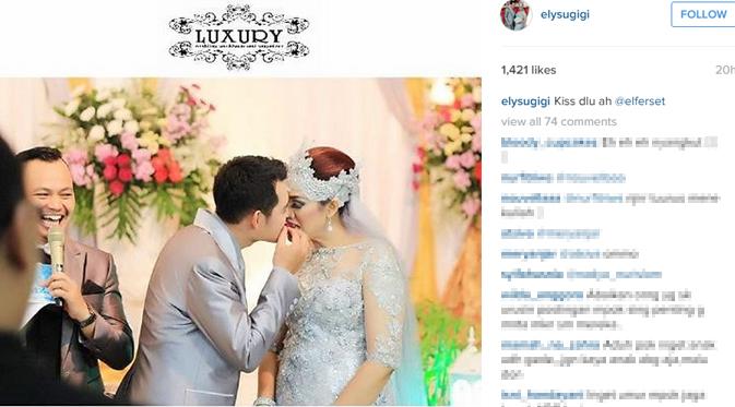 Elly Sugigi memperlihatkan foto seperti berciuman dengan suaminya, Ferry Anggara. (foto: instagram.com/elysugigi)