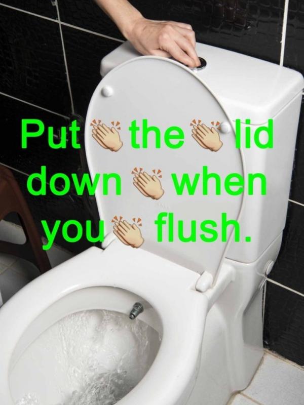 Tutup kloset saat kamu menyiram toilet. Sebab, cipratan air flush bisa saja mengenai benda-benda di sekitar kloset. Termasu tubuhmu sendiri. Hiiiii! (Via: gettyimages.com)