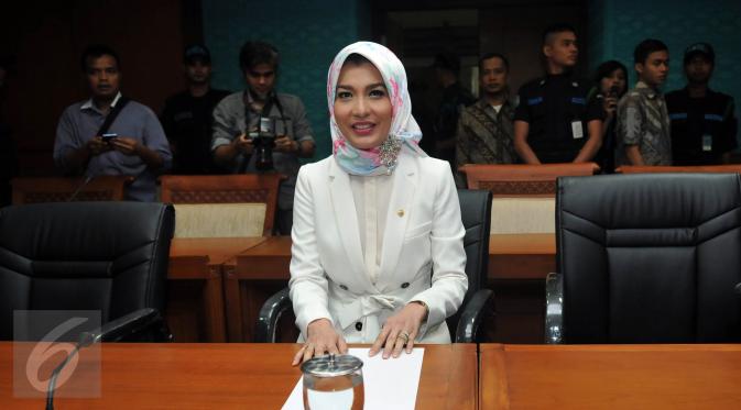 Aktris yang merupakan anggota DPR F-PKB Arzetti Bilbina saat menjalani sidang kode etik di Mahkamah Kehormatan Dewan, Jakarta, Selasa (24/11 (Liputan6.com/Johan Tallo)