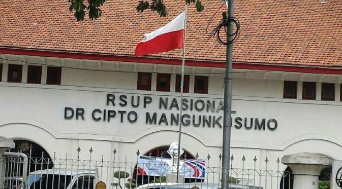 Netizen terbelalak dan langsung ribut. Rumah Sakit Cipto Mangunkusumo, Salemba, Jakarta mengibarkan Bendera terbalik. Ada apa ini?
