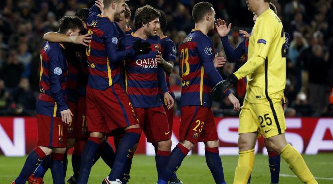 Pemain Barcelona rayakan gol keempat dari Gerard Pique (Reuters/Paul Hanna)