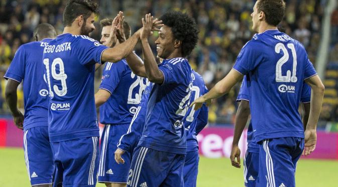 Para pemain Chelsea merayakan gol cantik Willian dari tendangan bebas. The Blues berhasil meraih kemenangan 4-0 atas Maccabi Tel Aviv pada laga matchday kelima Liga Champions, Rabu (25/11/2015) dini hari WIB. (AFP/JACK GUEZ)