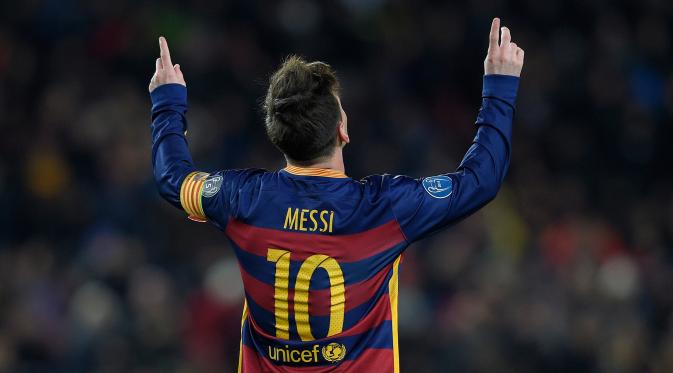 Penyerang Barcelona, Lionel Messi melakukan selebrasi usai mencetak gol keduanya kegawang AS Roma pada laga Grup E Liga Champions di Camp Nou, Spanyol, Rabu (25/11). Barcelona menang telak atas AS Roma dengan skor 6-1. (AFP/Lluis GENE)