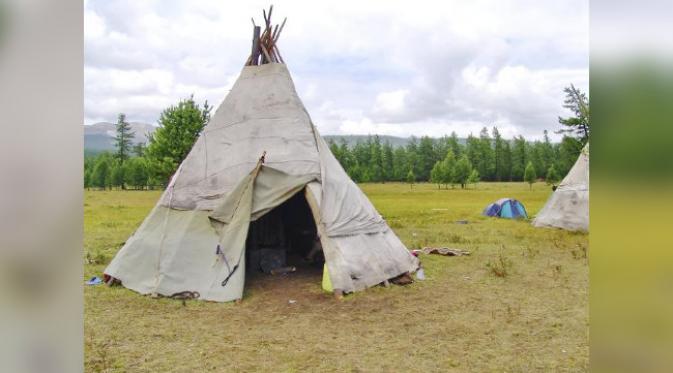 Penduduk yang mengunjungi danau bisa menginap di ger, tenda linen khas Mongolia. (foto: News.com.au)
