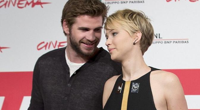 Liam Hemsworth mengaku kriteria wanita idamannya ada dalam diri Jennifer Lawrence [foto: Daily Mail]