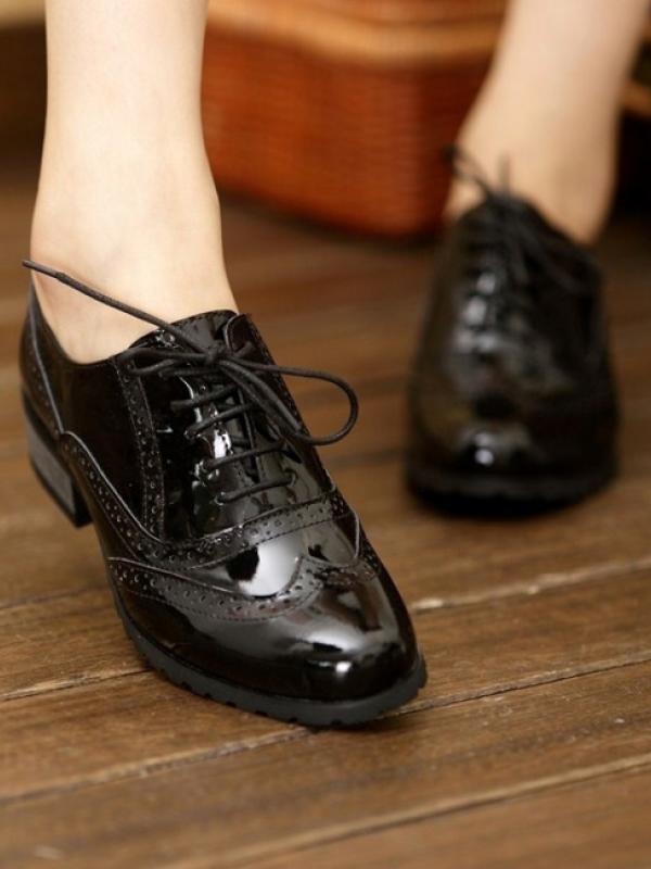 Sepatu wanita dengan desain maskulin