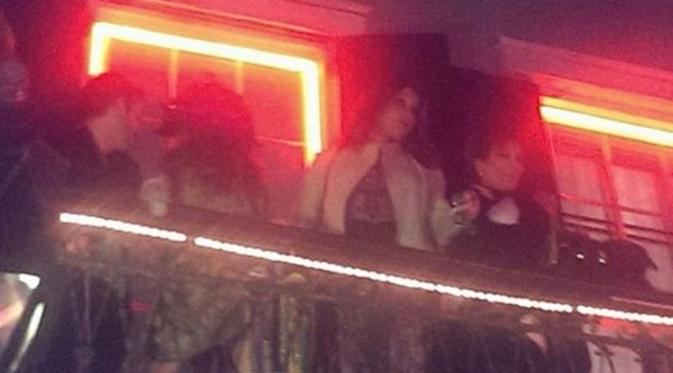 Kris dan Caitlyn Jenner terlihat menikmati pesta di New Orleans [foto: Mirror]