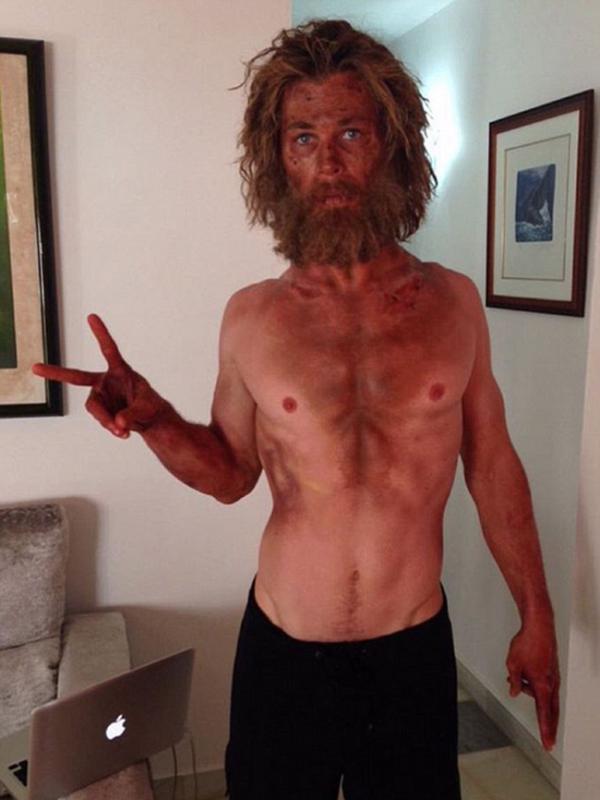 Chris Hemsworth rela menguruskan badan dan menumbuhkan jenggot yang lebat. (via dailymail.co.uk)