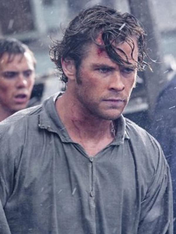 Dalam film ini Hemsworth berperan sebagai Owen Chase. Film ini mengisahkan tentang kecelakaan laut yang terjadi pada sebuah kapal di tahun 1820. Selama 90 hari, awak dan kru kapal terdampar dan berusaha bertahan hidup. (via dailymail.co.uk)