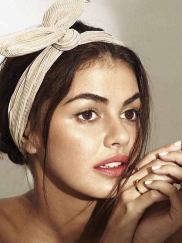 Pakai bandana atau apapun pengikat kepala yang bisa menyamarkan bad hair day. (Via: instagram.com/janinegutierrez)