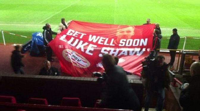 Fans PSV Eindhoven akan membentangkan sebuah banner untuk memberikan dukungan kepada Luke Shaw (Dailymail)