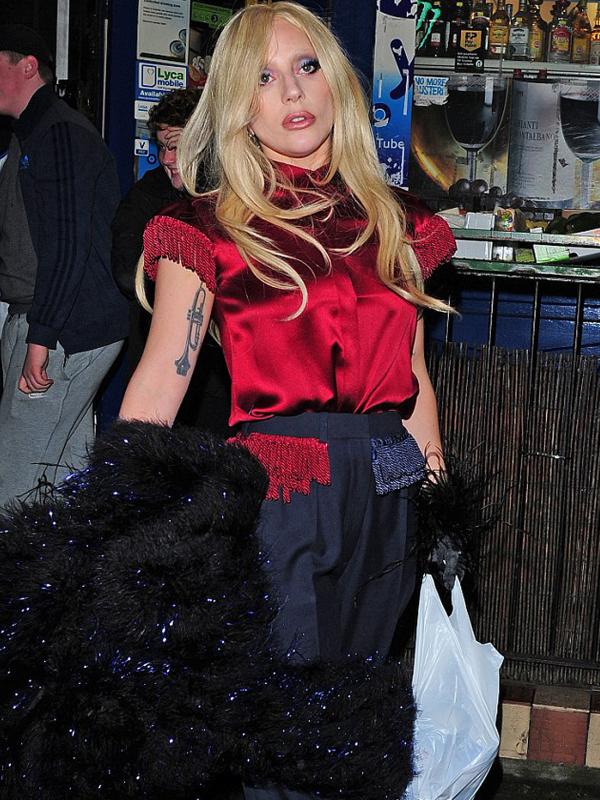 Lady Gaga tampak santai membawa kantung plastik putih berisi 4 kaleng bir di sebuah toko di London, Inggris. (Dailymail)