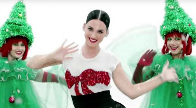 Katy Perrt tampil dalam sebuah video kampanye natal milik H&M [foto: Mirror]