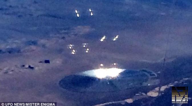 Penampakan cakram raksasa berpijarkan bola cahaya di dekat Area 21. (foto: UFO News)