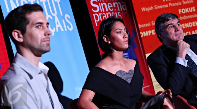 Aktris Tara Basro (tengah) saat menghadiri konferensi pers Festival Sinema Prancis 2015, Jakarta, Rabu (25/11/2015). Di HUT ke 20, Festival Sinema Prancis akan merayakannya di 9 kota di Indonesia. (Liputan6.com/Immanuel Antonius)