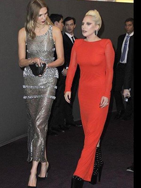 Karlie Kloss dan Lady Gaga saat bertemu di British Fashion Awards 2015. (foto: aceshowbiz)