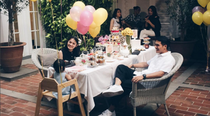 Kebahagiaan keluarga kecil Ricky Harun dan Herfiza Novianti [foto: instagram/rickyharun]