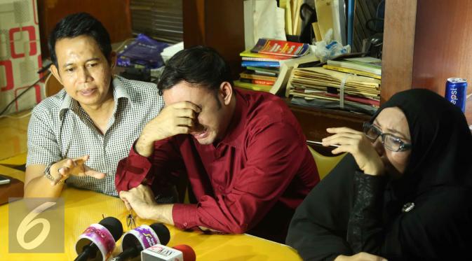 Sandy Tumiwa menangis saat memberi keterangan pers setelah dirinya ditangkap karena kasus investasi bodong. [Foto: Sapto Purnomo/Liputan6.com]