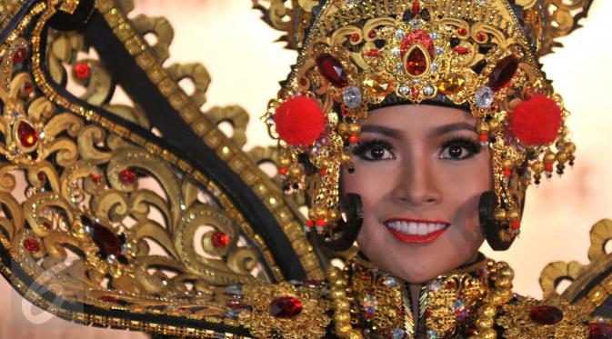 Puteri Indonesia Anindya Kusuma Putri mengenakan kostum karya Dynand Fariz dengan tema 