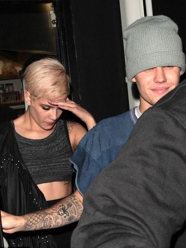 Justin Bieber dan Halsey, Minggu (22/11/2015) (via dailymail.co.uk)