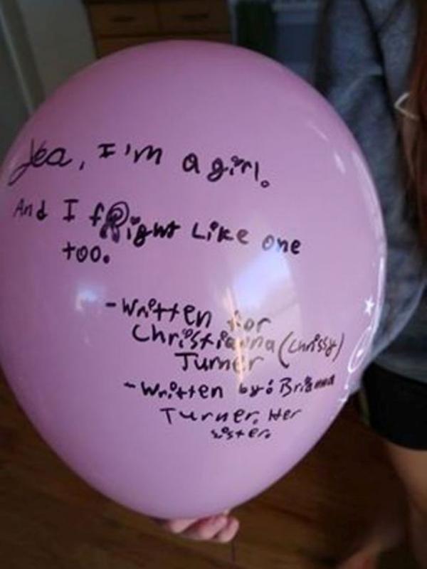 Chrissy Turner, bocah 8 tahun, harus berjuang melawan kanker payudara. Ia menuliskan perjuangannya dalam sebuah balon. Sumber: Facebook/Chrissy's Alliance