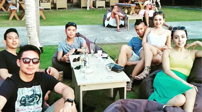 Bersantai di restoran dengan suasana asyik di Bali, Nikita Mirzani duduk di pangkuan Samuel Rizal. Meski beramai-ramai liburan namun mereka selalu terlihat lengket di berbagai kesempatan. (via instagram/@linguiqs)