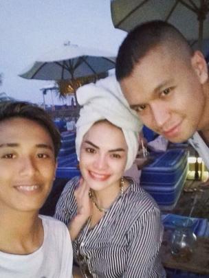 Samuel Rizal memilh liburan ke Bali bersama aktris seksi ini di tengah proses perceraiannya dengan sang istri. Mereka terlihat menikmati waktu santai di saat senja di tengah-tengah liburannya di Bali. (via instagram/@gedey.okaa)