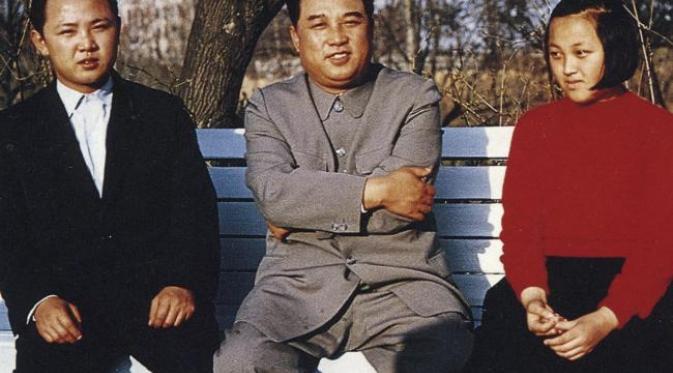 Kim Jong-un ingin mirip seperti kakeknya Jim ll-sung (tengah) yang sedang berpose bersama anaknya Kim Jong-il dan putrinya Kim Kyong-hui pada tahun 1963. (News.com.au)