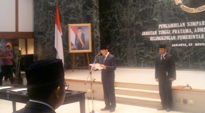 Gubernur Ahok melantik pejabat baru DKI di Balai Kota, Jakarta Pusat, Jumat (27/11/2015). (Liputan6.com/Ahmad Romadoni)