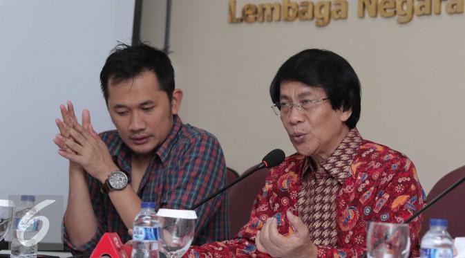 Dewan Juri Anugerah KPI, Ka Seto (kanan) memberikan keterangan penyelenggaraan Anugerah KPI 2015 di Jakarta, Jumat (27/11). Gelaran tahunan yang dihelat oleh KPI ini akan diselengarakan pada 2 Desember 2015. (Liputan6.com/Angga Yuniar)