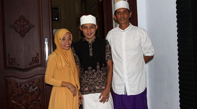 Evan Dimas bersama kedua orangtuanya. (Bola.com/Zaidan Nazarul)