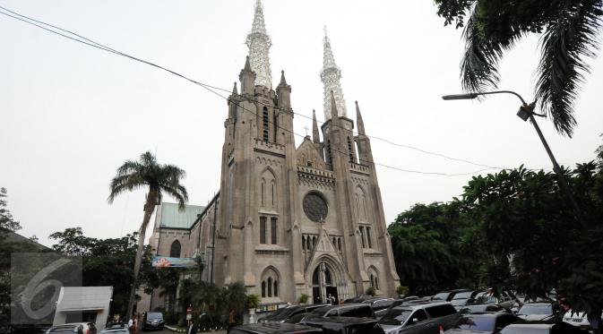 Suasana Pernikahan Anak Setya Novanto dari luar Gereja Katedral, Jakarta Pusat, Jumat (27/11). Banyaknya tamu undangan membuat lahan parkir mobil di Katedral juga menjadi penuh sesak. (Liputan6.com/Helmi Afandi)