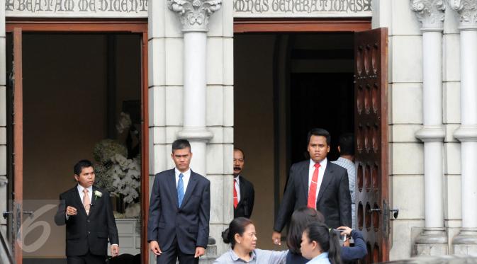 Penjaga saat melakukan pengamanan disekitar Gereja Katedral, Jakarta Pusat, Jumat (27/11). Wisatawan dilarang masuk ketika pernikahan anak dari ketua DPR RI berlangsung. (Liputan6.com/Helmi Afandi)